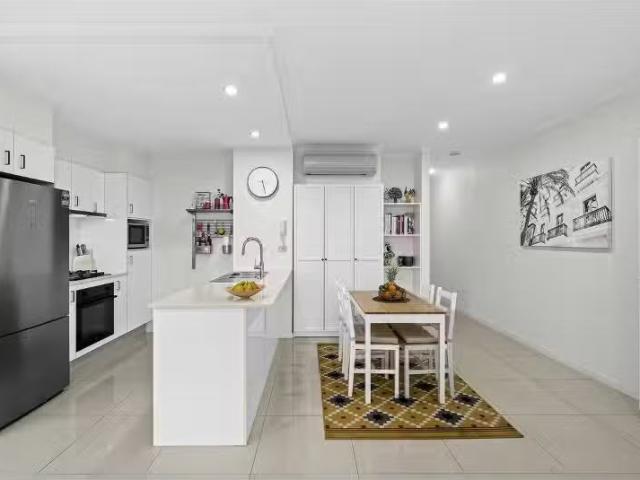 6/64 Pembroke Road, Coorparoo Apartment for rent Listed by Al.