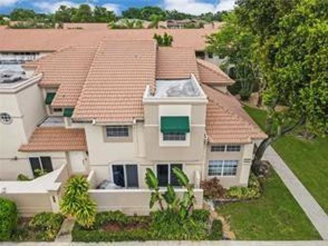 6659 Via Regina, 2 beds, 3 full baths