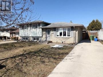 St Thomas, Ontario - Patio, Garden, Fireplace
