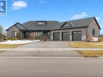Oxford, Ontario - Garden, Parking, Fireplace