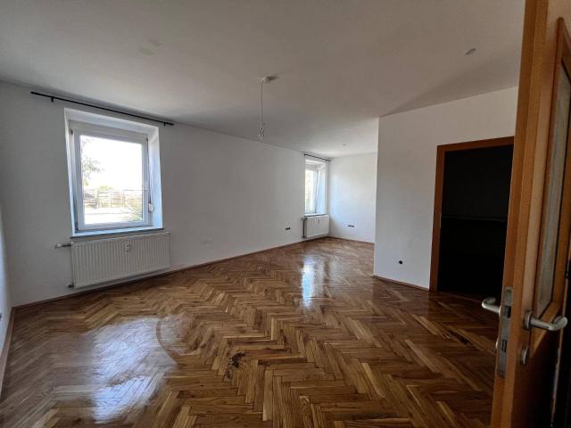 66 m² 2 Zimmer Wohnung | neue Küche | Parkplatz | eigener Eingang | Innenhof