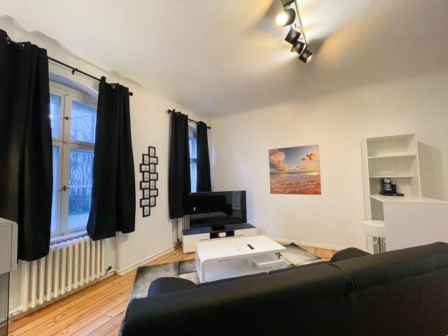 66qm Souterrain Flat close to Mexikoplatz, Berlin Amsterdam Apartments for Rent
