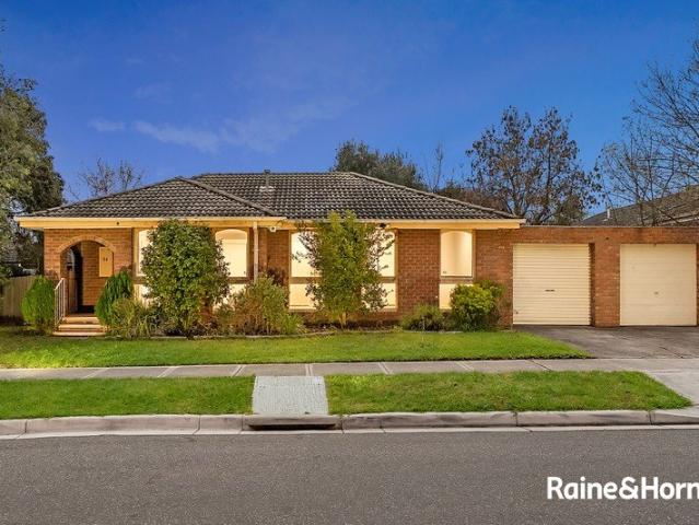 670m² Corner Block Family Home in an Unbeatable Central Location