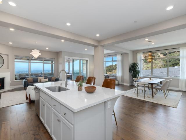 6713 Skyview Dr