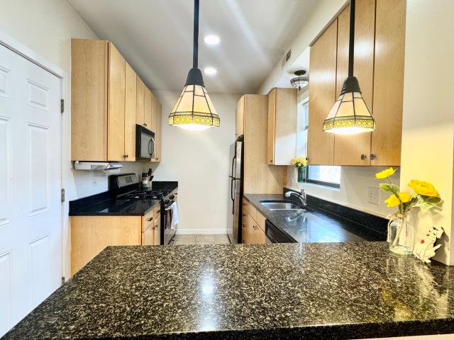 6827 N Lakewood Avenue # 2E