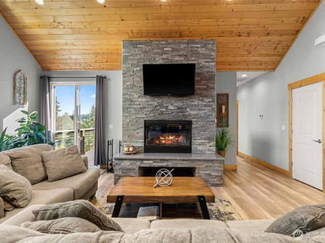 6827 Forest Ridge Drive