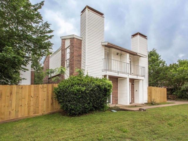 6828 Brentwood Stair Road, Fort Worth, TX