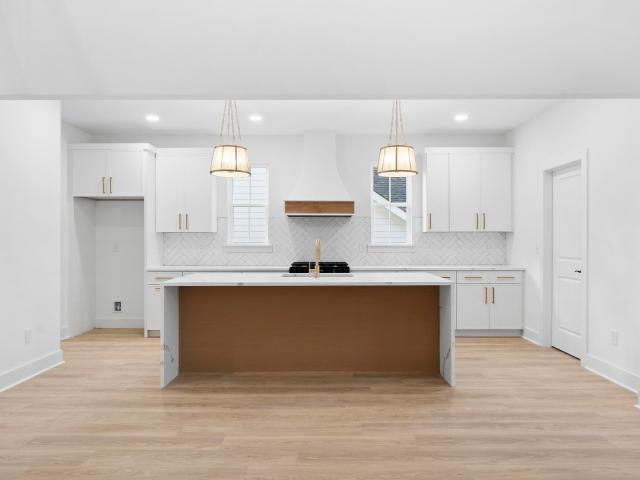 6821 Lakeshore Drive