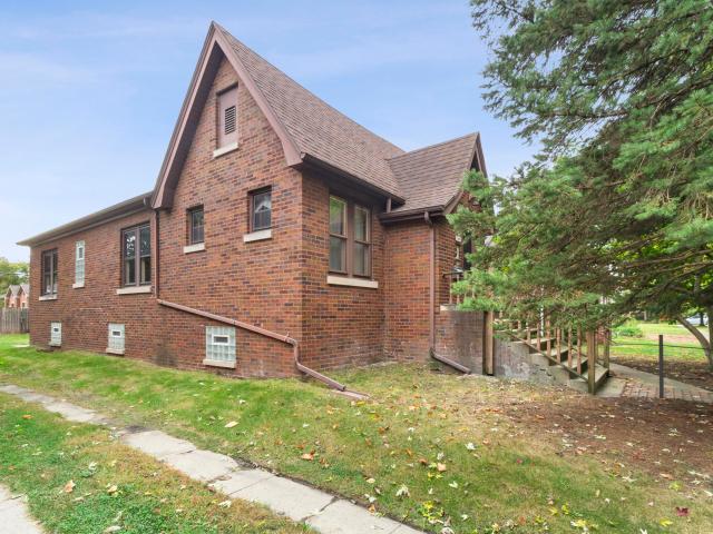 6833 Rosewood Avenue