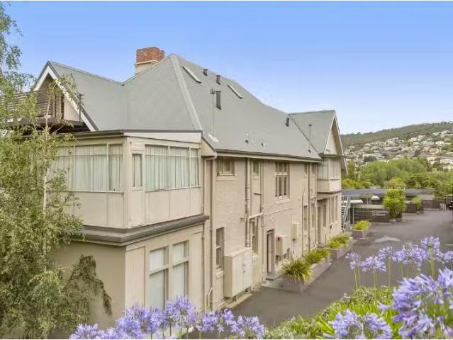 6/84 Upper Fitzroy Crescent, South Hobart Apartment for rent.