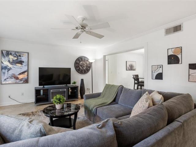 6851 Roswell Road H28