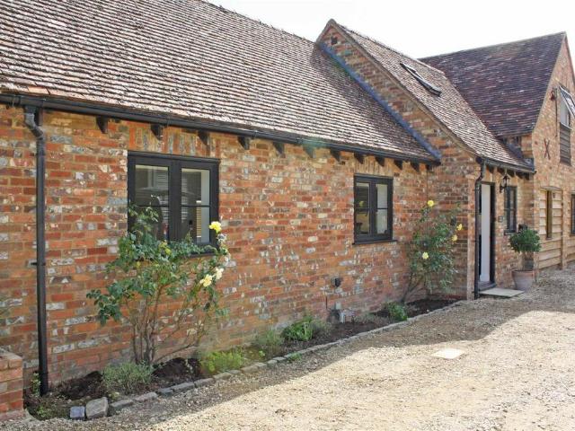 68 Worminghall Road, Oakley, Aylesbury 2 bed house to rent £1,695 pcm £391 pw