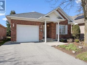 Guelph, Ontario - Patio, Office room, Swimming pool