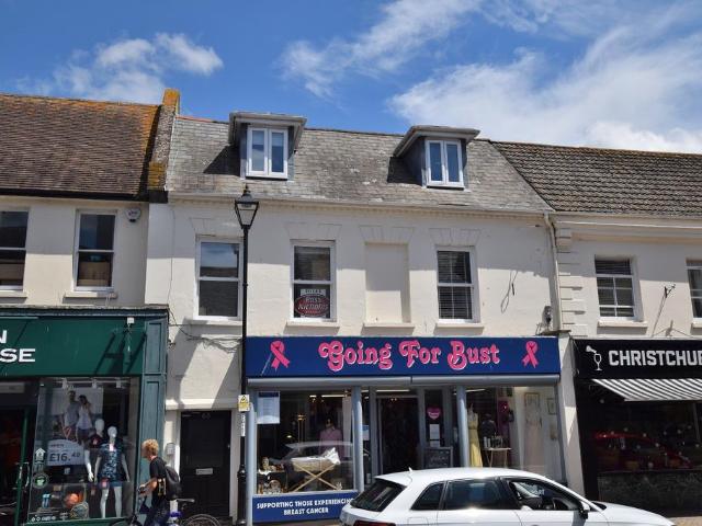 68 High Street, Christchurch, Dorset. 2 bed maisonette to rent £1,095 pcm £253 pw