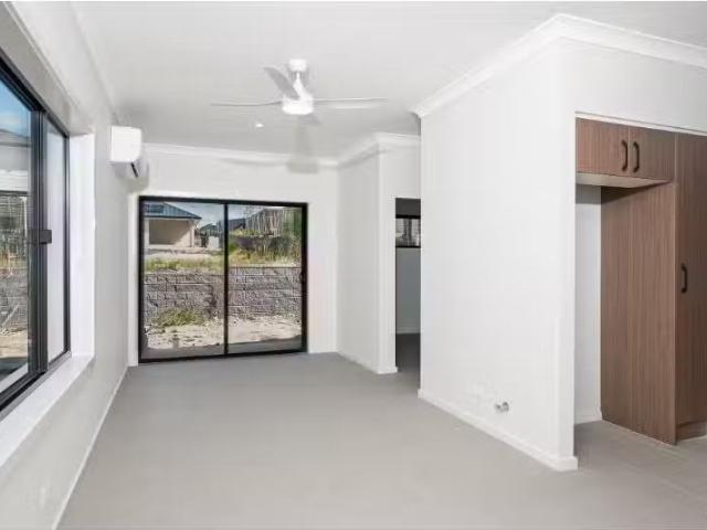 68A Seena Drive, Edgeworth Townhouse for rent Listed by Natha.