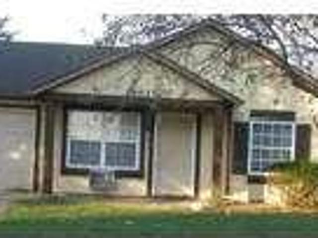 $695 / 2br 860ftÂ² Affordable 2BR 1BTH w/Attached Garage!