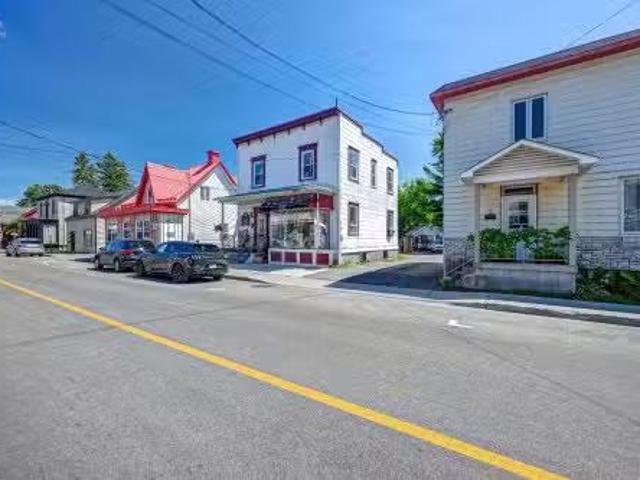 69 Rue Blainville O. Sainte Thérèse, QC, J7E 1X5 commercial.