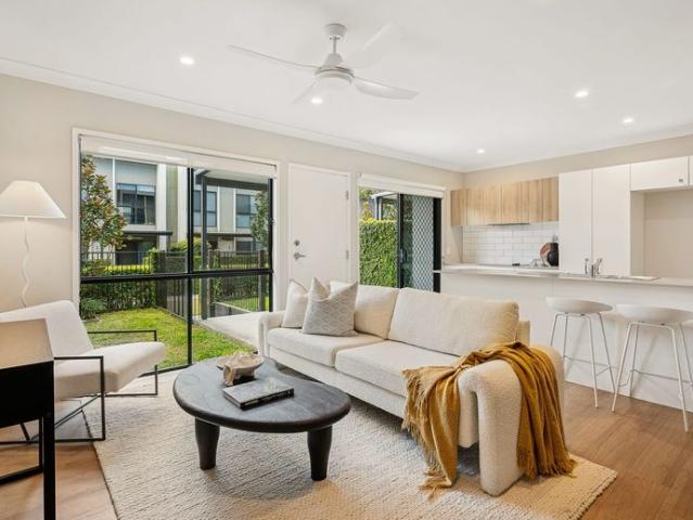 6 min Walk to Train station Clean and Modern 4 bedroom townhouse