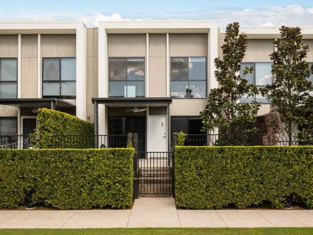 6 min Walk to Train station Clean and Modern 4 bedroom townhouse