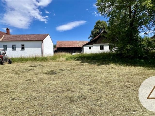 gut erhalten und teils renovierter Vierkanthof 6 Minuten nach Geras großes Grundstück 2601m² Brunnen am Grund