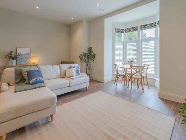 6 Moor Grange, 40 Moor Road. 2 bed apartment to rent £1,750 pcm £404 pw