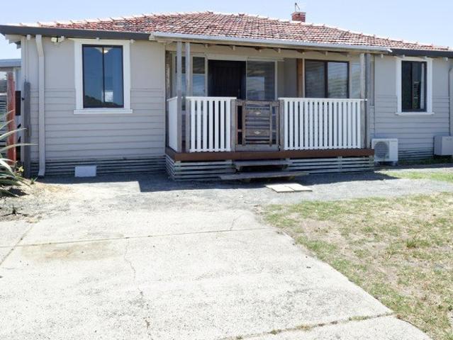 6 MONTH LEASE ONLY ! 3 X 1 BEACH BUNGALOW IN ROCKINGHAM !