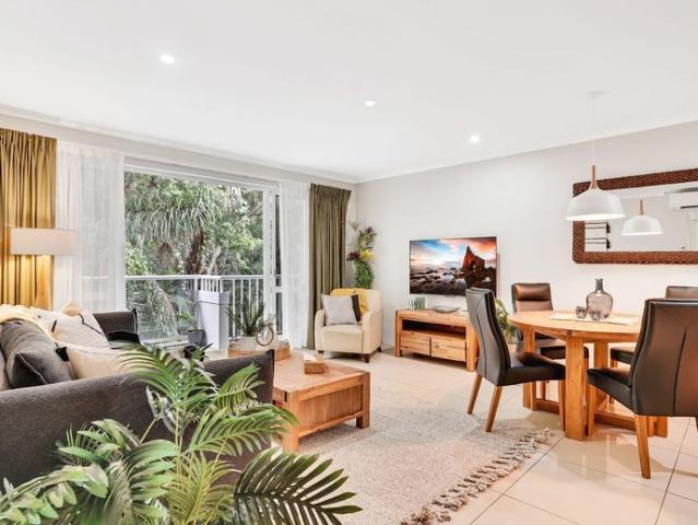 Tropical Two Bedroom Living Near Palm Cove Beach 6 Month Rental from 1st November