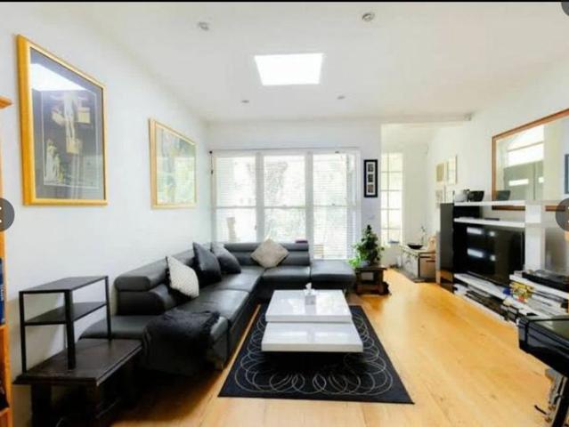 Townhouse in Leafy Saint James Estate Hawthorn