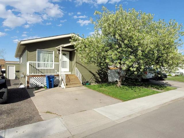 6 month rental Airdrie 2 bed Main Floor Includes Utilities — 2 Bedrooms Main Floor