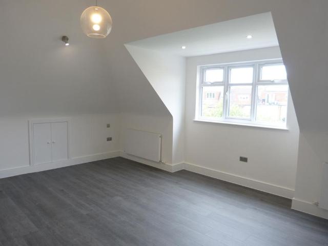 6 Neeld Crescent, NW4 Studio to rent £1,380 pcm £318 pw