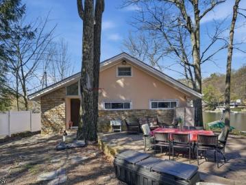 6 Oneida Ave