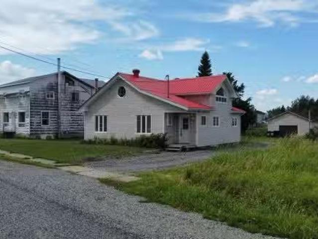 6 Av. Du Chemin De Fer, Trécesson, QC, J0Y 2S0 house for sal.