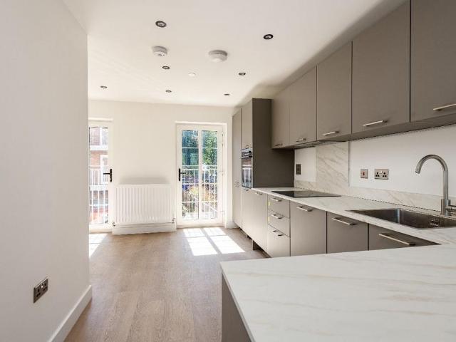 6 Albert Reed Close 3 bed terraced house to rent £1,999 pcm £461 pw