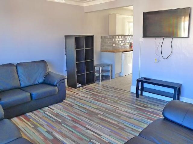 6 Bed 59 Manor Drive, Hyde Park, Leeds LS6 1DD Student