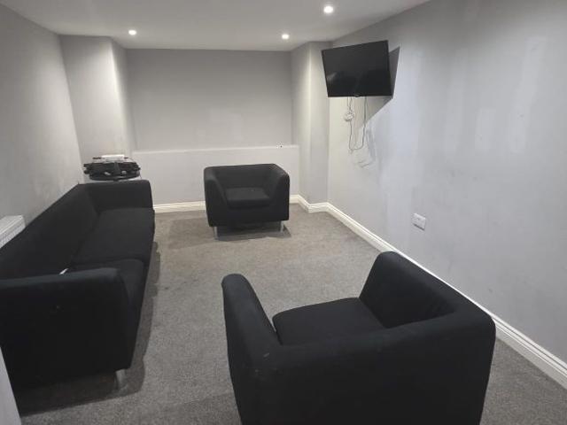 6 Bed 5 Winston Gardens, Headingley, Leeds LS6 3LA Student
