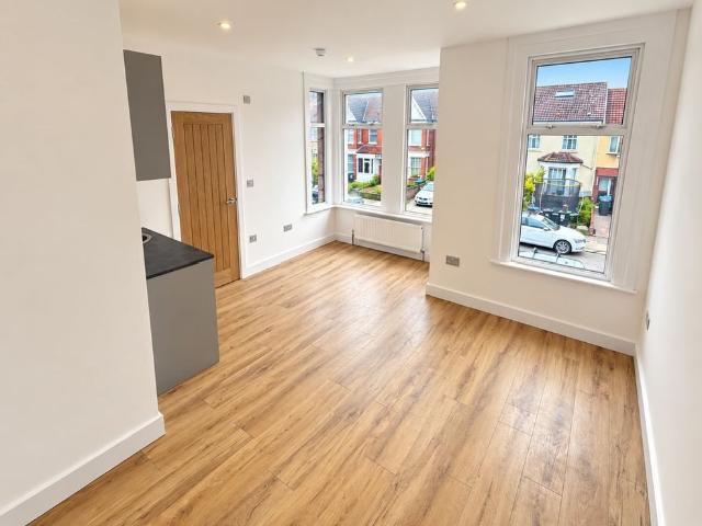 6 Bed Terraced House, Warwick Road, N11