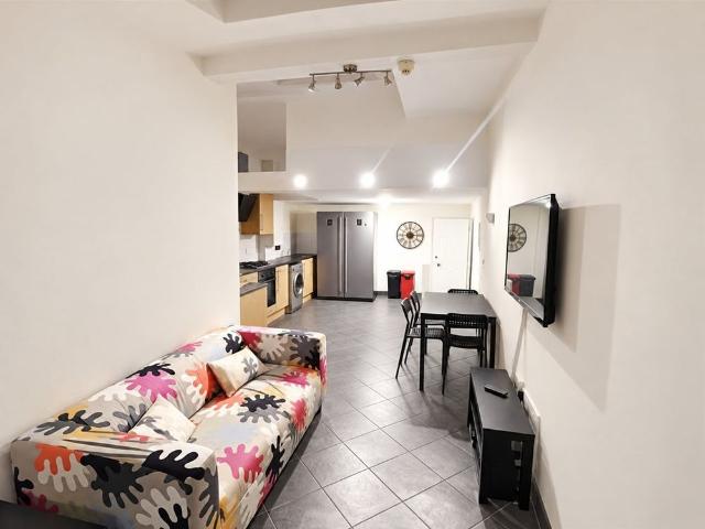 6 Bed Terraced House, Grange Avenue, RG6