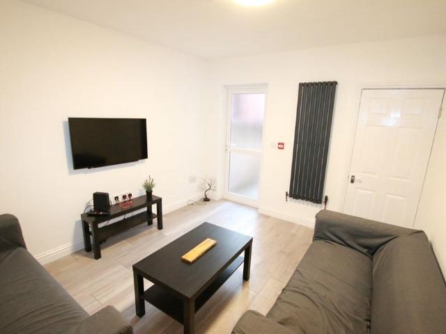 6 Bed Terraced House, Grange Avenue, RG6