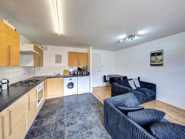 6 Bed Terraced House, Manchester Road, E14