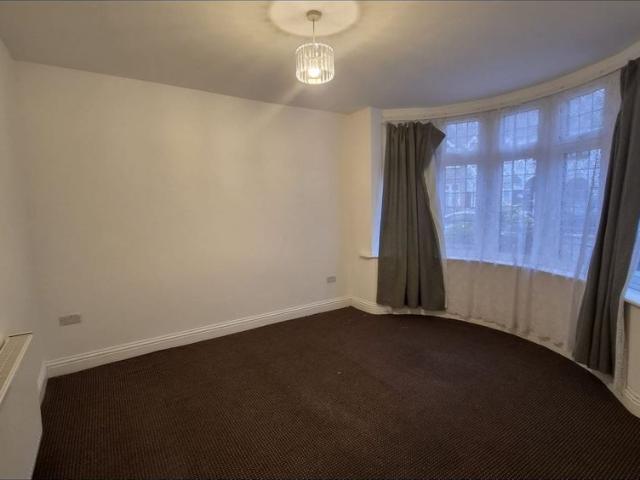 6 Bed Terraced House, Salisbury Avenue, IG11