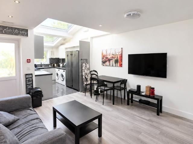 6 Bed Terraced House, St. Edwards Road, RG6
