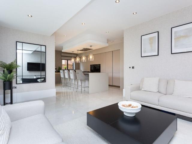 6 bed Detached House To Let