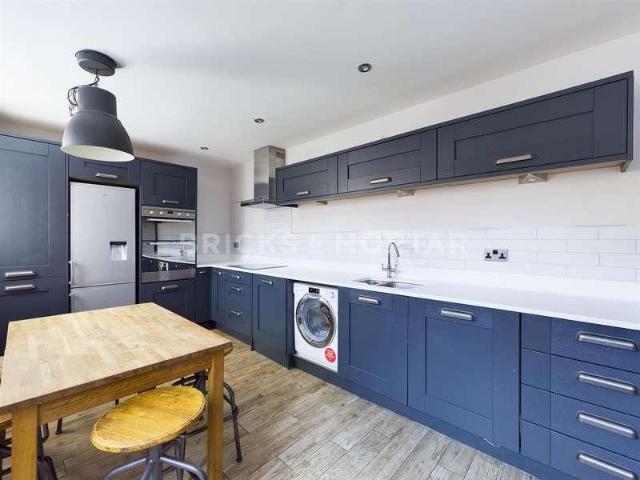 6 bed flat to rent