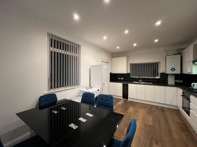 6 bed house, 2 kitchens, 3 bathrooms, bills INC