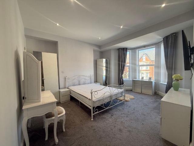 6 bed house to rent