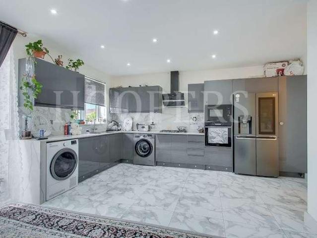 6 bed house to rent