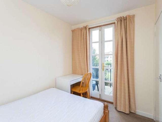 6 bed house for sale