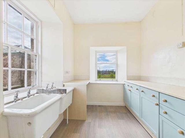 6 bed house for sale