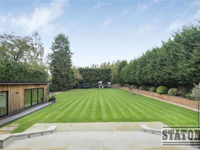 6 bed house for sale