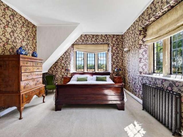 6 bed house for sale